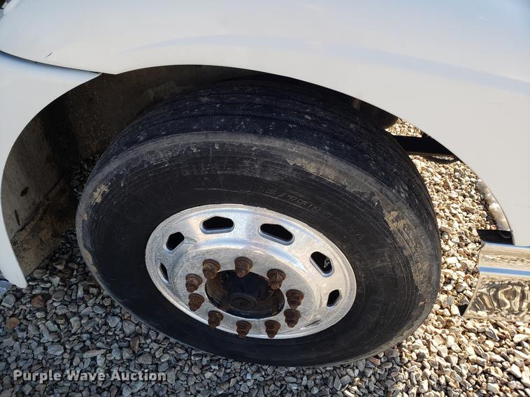 image for item EN9780 1999 International 9200 semi truck