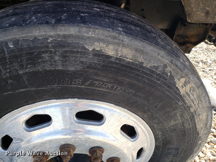 image for item EN9780 1999 International 9200 semi truck