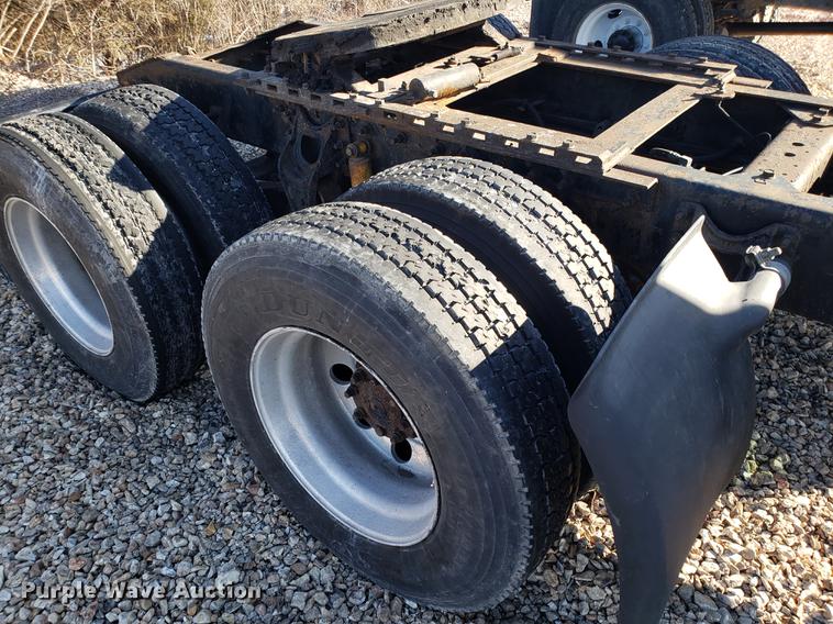 image for item EN9780 1999 International 9200 semi truck