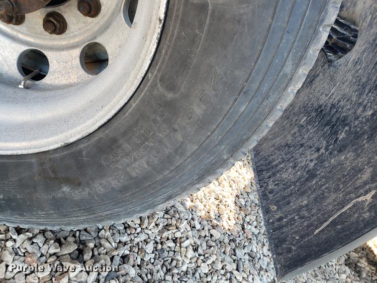 image for item EN9780 1999 International 9200 semi truck