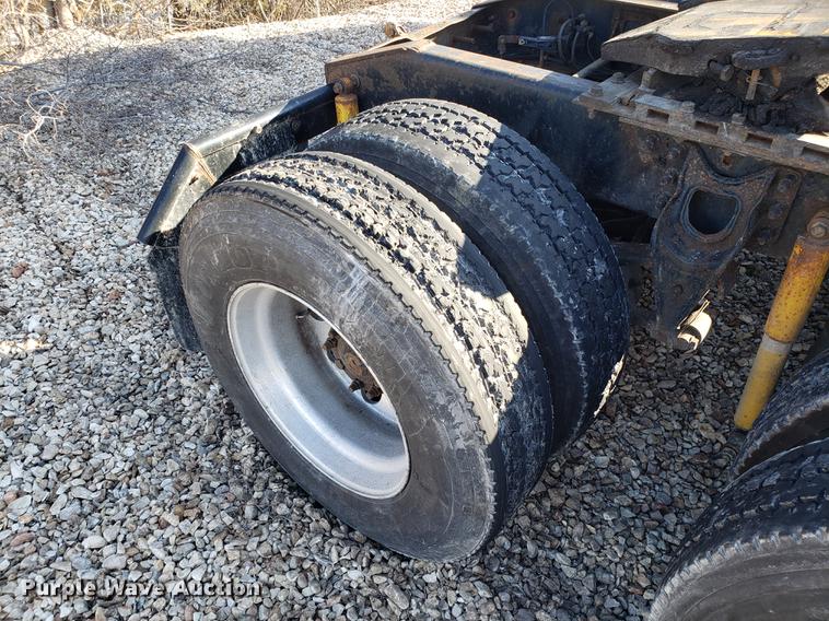 image for item EN9780 1999 International 9200 semi truck