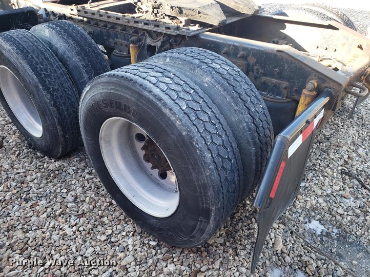 image for item EN9780 1999 International 9200 semi truck