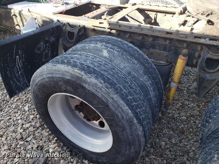 image for item EN9780 1999 International 9200 semi truck