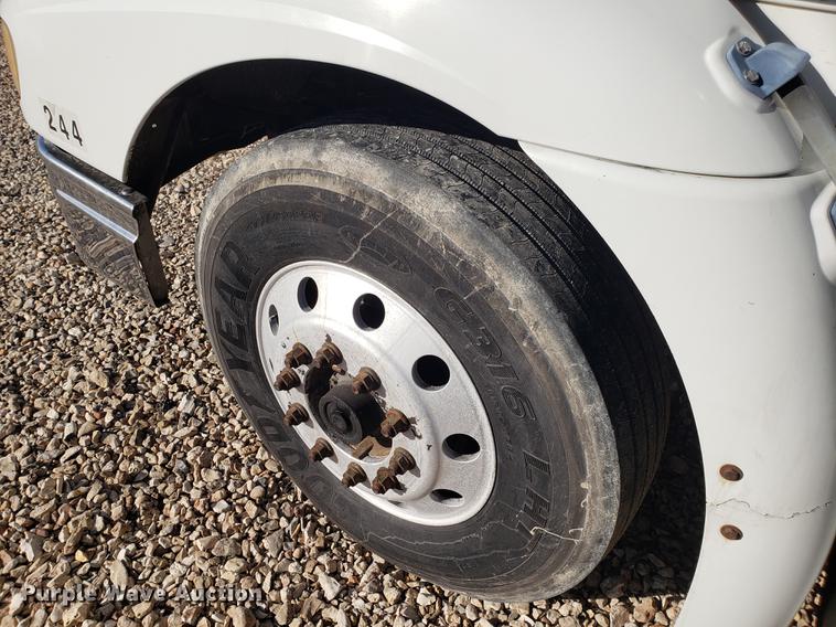 image for item EN9780 1999 International 9200 semi truck