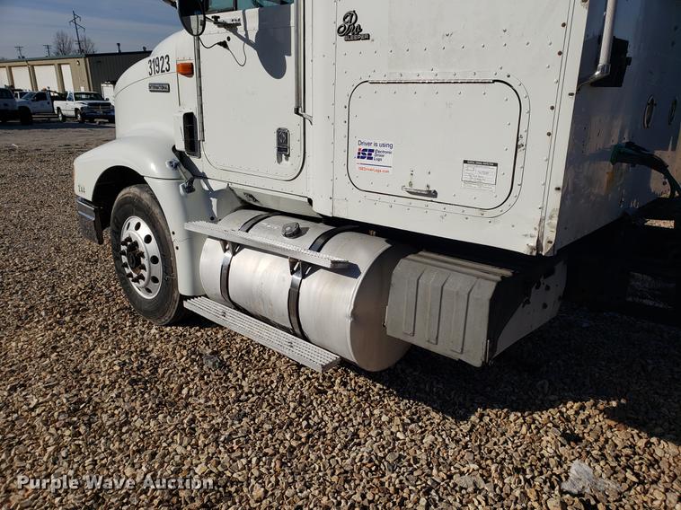 image for item EN9780 1999 International 9200 semi truck