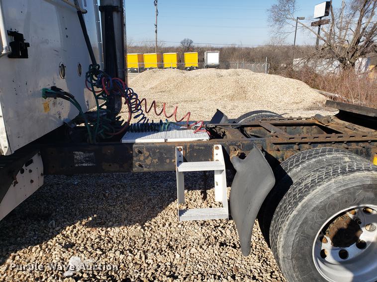 image for item EN9780 1999 International 9200 semi truck