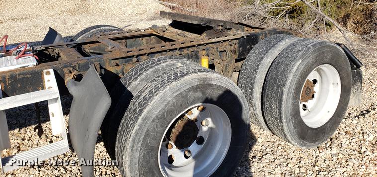 image for item EN9780 1999 International 9200 semi truck