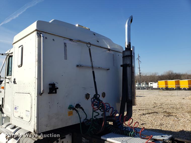 image for item EN9780 1999 International 9200 semi truck