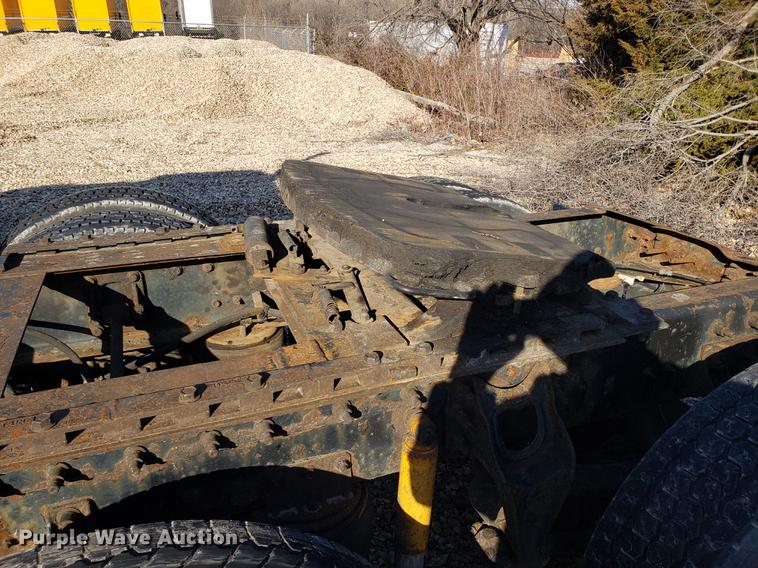 image for item EN9780 1999 International 9200 semi truck