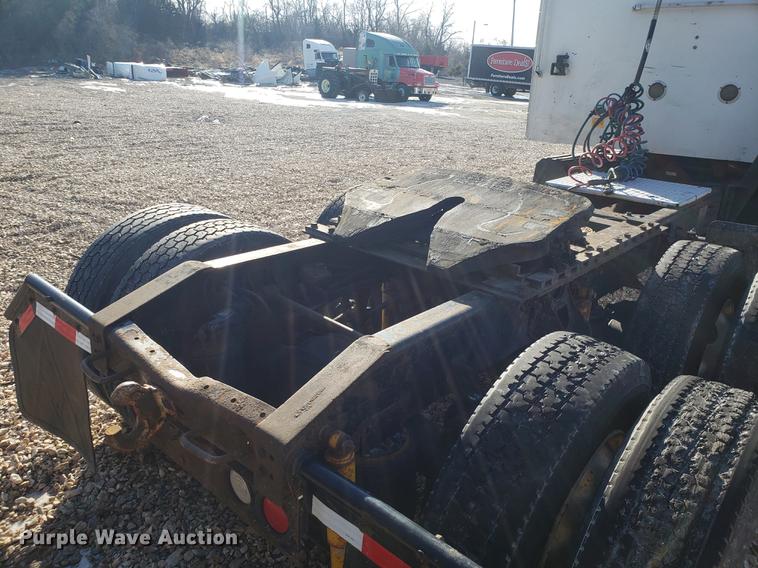 image for item EN9780 1999 International 9200 semi truck