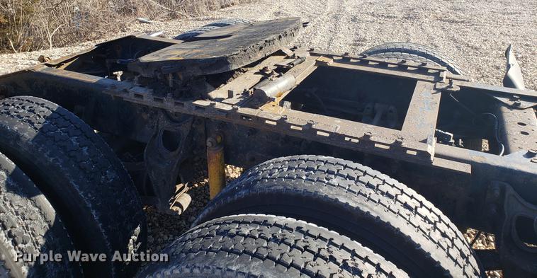 image for item EN9780 1999 International 9200 semi truck