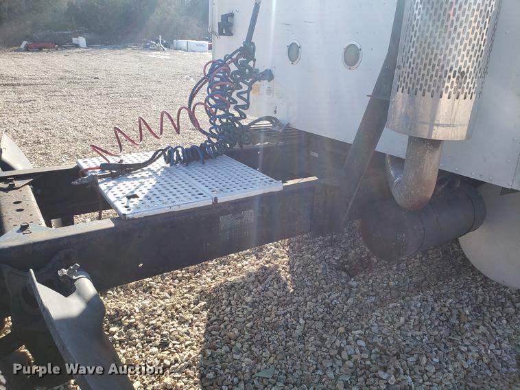 image for item EN9780 1999 International 9200 semi truck