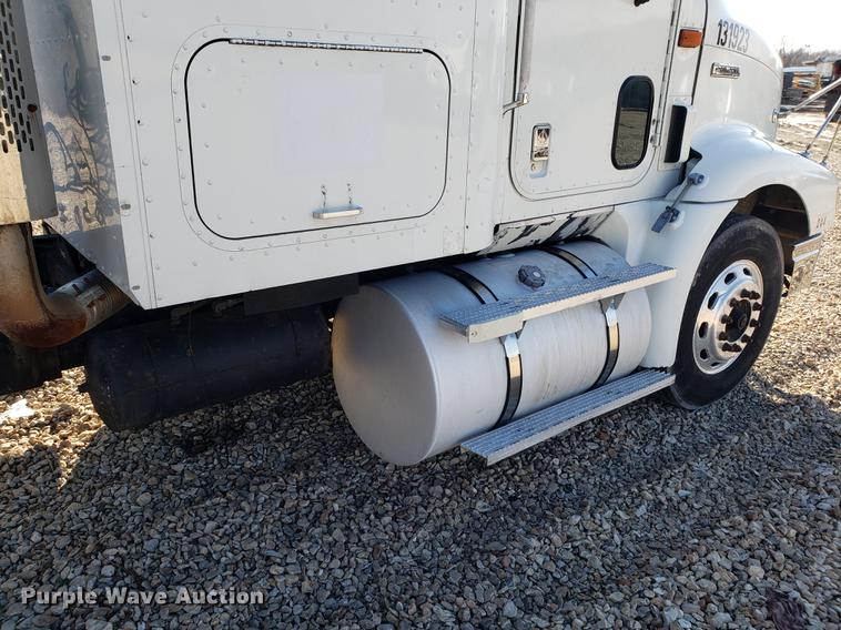 image for item EN9780 1999 International 9200 semi truck