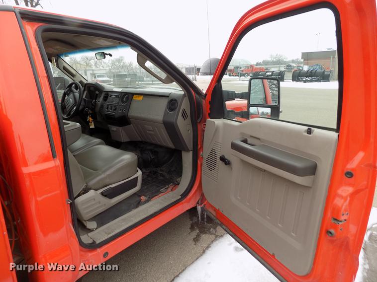 image for item DB4915 2008 Ford F250 Super Duty utility bed pickup truck