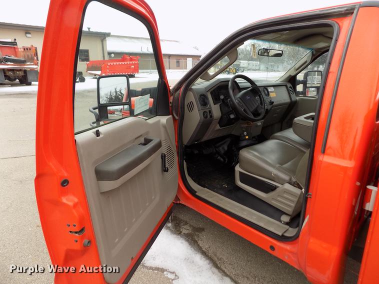 image for item DB4916 2008 Ford F250 Super Duty utility bed pickup truck