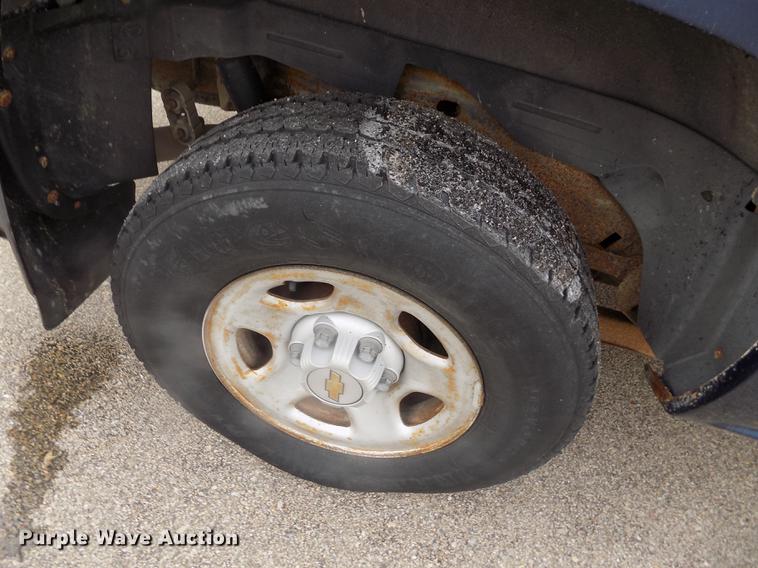 image for item DB4917 2002 Chevrolet Suburban 1500 SUV