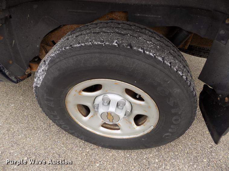 image for item DB4917 2002 Chevrolet Suburban 1500 SUV