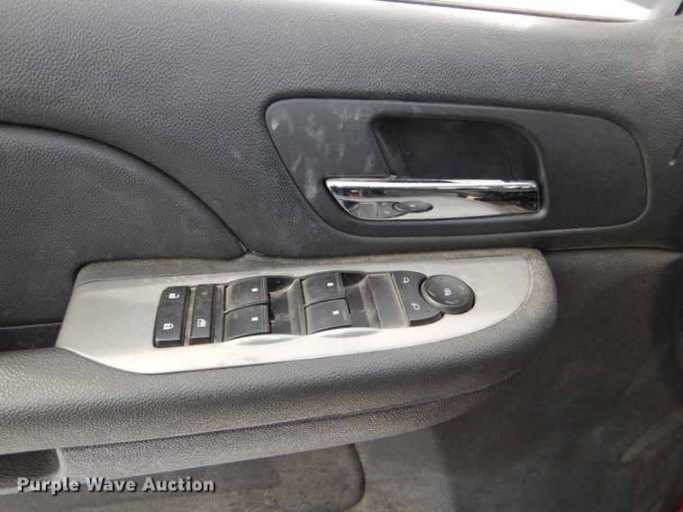 image for item DE0100 2008 Chevrolet Suburban 1500 SUV