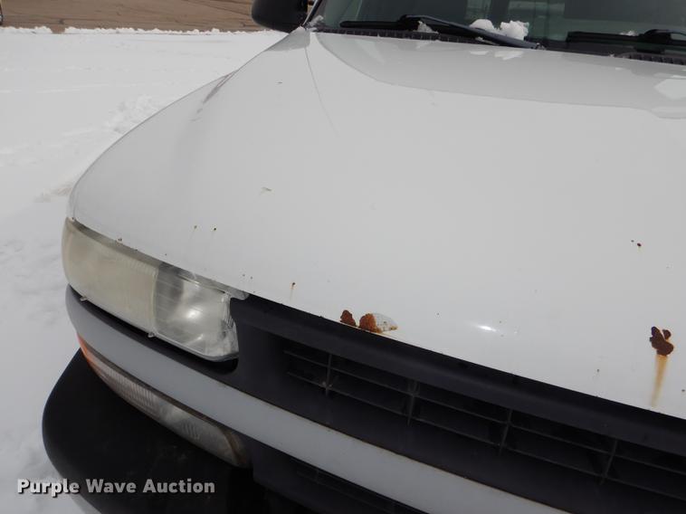 image for item DE0101 2001 Chevrolet Suburban C1500 SUV