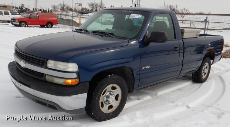 image for item DE0103 2002 Chevrolet Silverado 1500 pickup truck