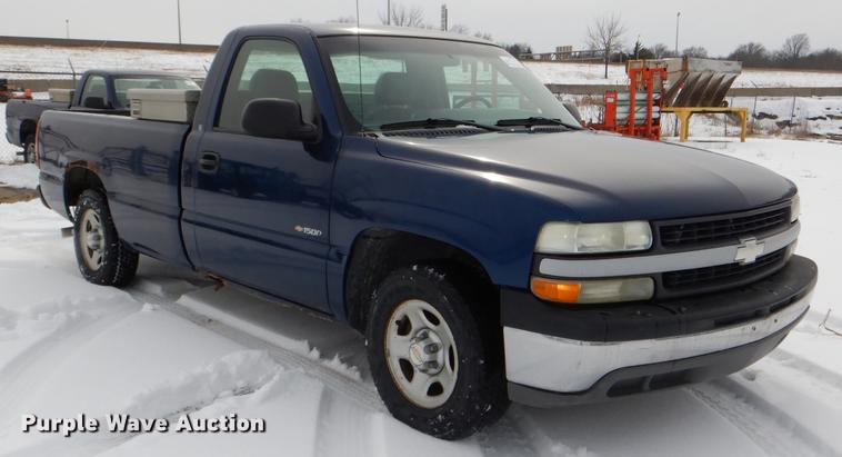 image for item DE0103 2002 Chevrolet Silverado 1500 pickup truck