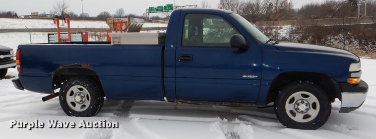 image for item DE0103 2002 Chevrolet Silverado 1500 pickup truck