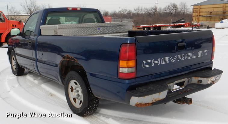 image for item DE0103 2002 Chevrolet Silverado 1500 pickup truck