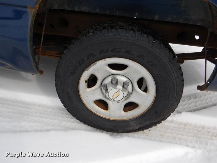 image for item DE0103 2002 Chevrolet Silverado 1500 pickup truck