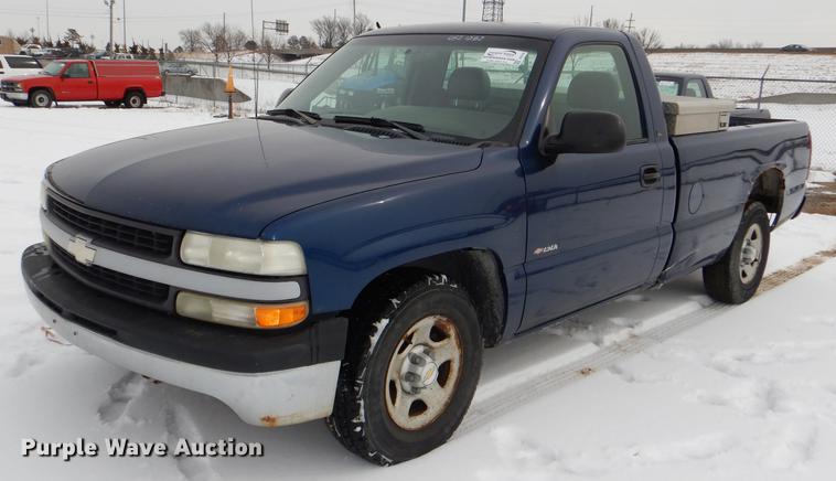 image for item DE0104 2002 Chevrolet Silverado 1500 pickup truck