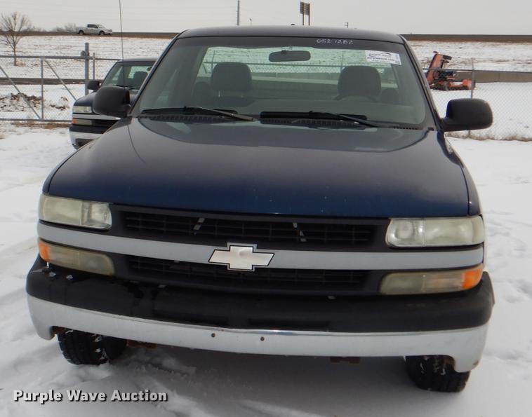 image for item DE0104 2002 Chevrolet Silverado 1500 pickup truck
