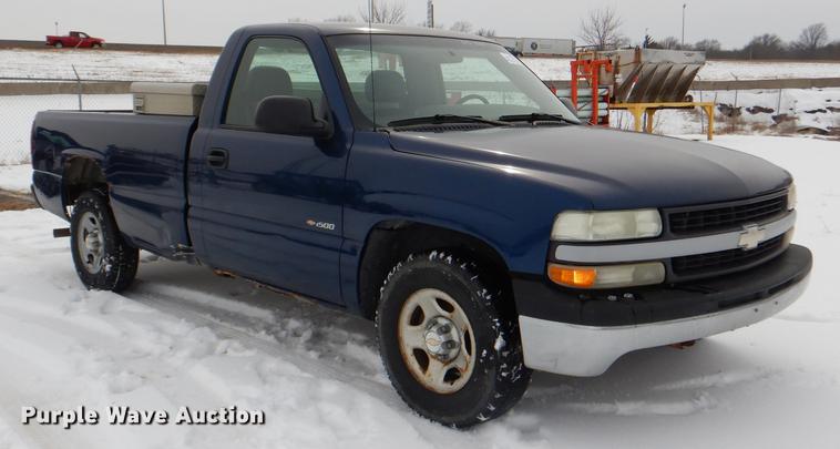 image for item DE0104 2002 Chevrolet Silverado 1500 pickup truck