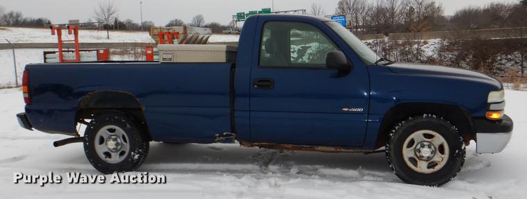 image for item DE0104 2002 Chevrolet Silverado 1500 pickup truck