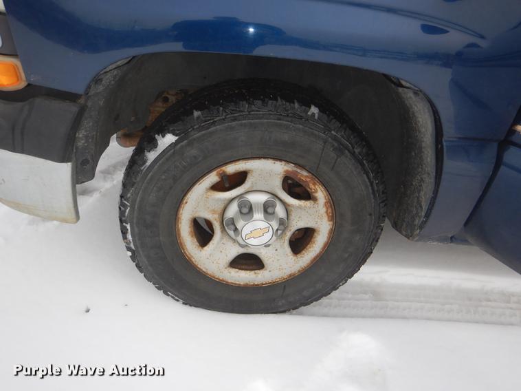 image for item DE0104 2002 Chevrolet Silverado 1500 pickup truck