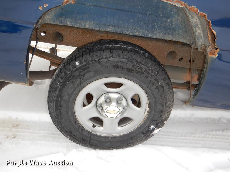 image for item DE0104 2002 Chevrolet Silverado 1500 pickup truck