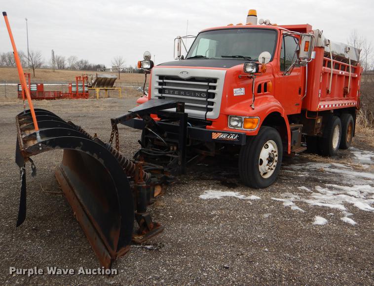 image for item DE0106 2003 Sterling LT7500 dump truck