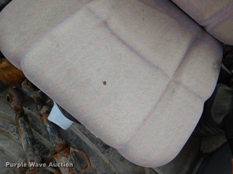 image for item DE0107 2002 New Holland TS100 tractor