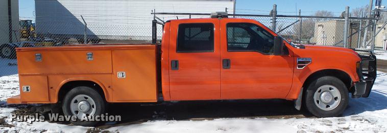 image for item DF2958 2009 Ford F250 Super Duty XL Crew Cab utility bed pickup truck