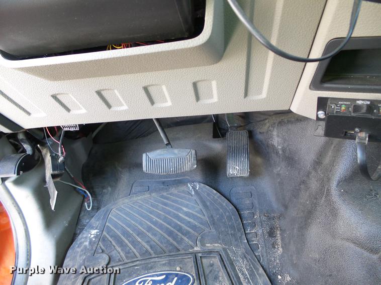 image for item DF2958 2009 Ford F250 Super Duty XL Crew Cab utility bed pickup truck