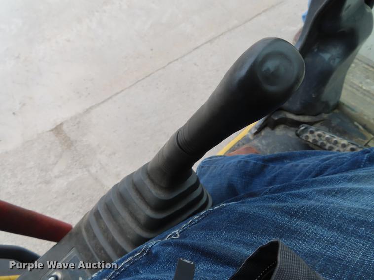 image for item DN9092 2005 John Deere 200C LC excavator