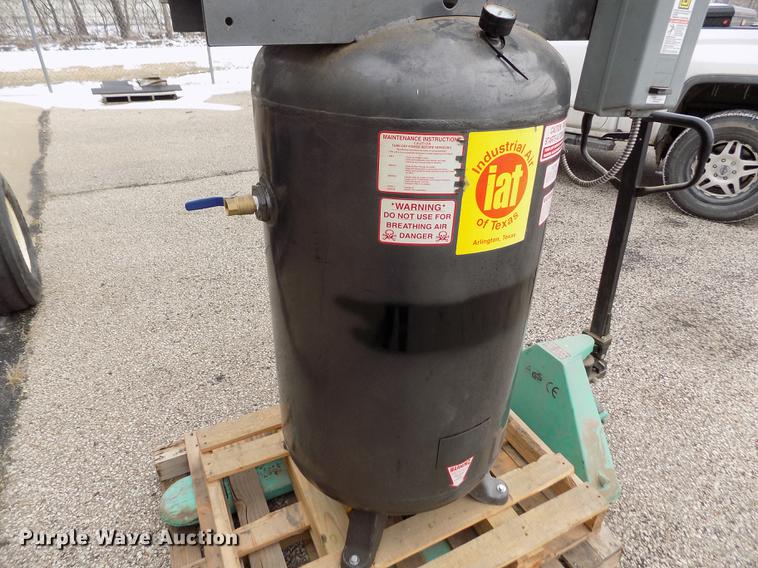 image for item EH9390 2004 Industrial Air B71V84-M-3 air compressor