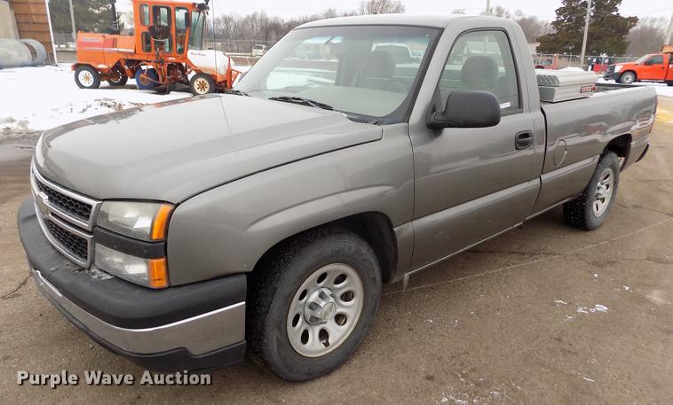 image for item FH9113 2006 Chevrolet Silverado 1500 pickup truck