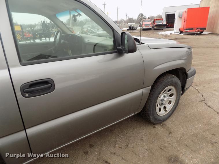 image for item FH9113 2006 Chevrolet Silverado 1500 pickup truck