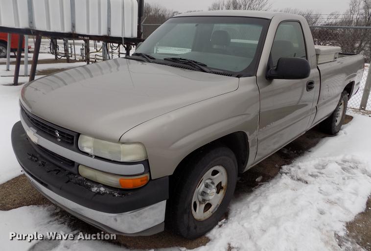 image for item FH9114 2002 Chevrolet Silverado 1500 pickup truck