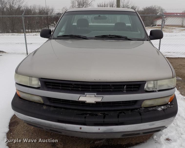 image for item FH9114 2002 Chevrolet Silverado 1500 pickup truck