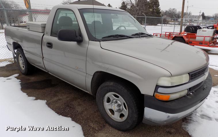 image for item FH9114 2002 Chevrolet Silverado 1500 pickup truck