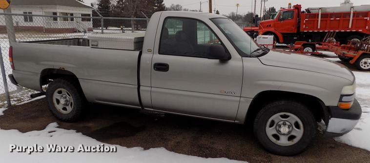 image for item FH9114 2002 Chevrolet Silverado 1500 pickup truck