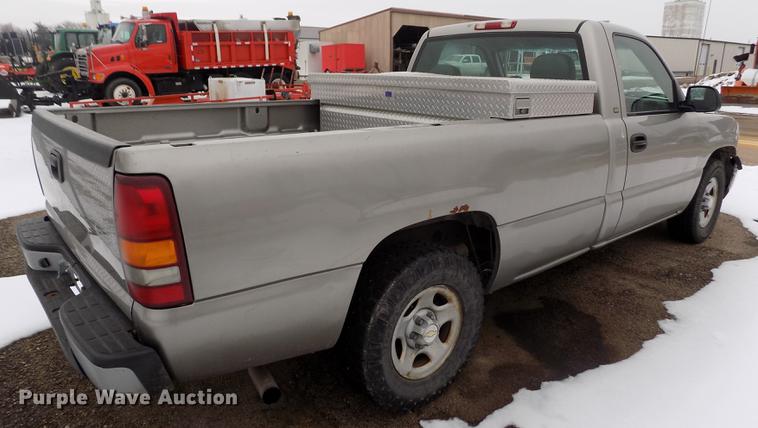 image for item FH9114 2002 Chevrolet Silverado 1500 pickup truck