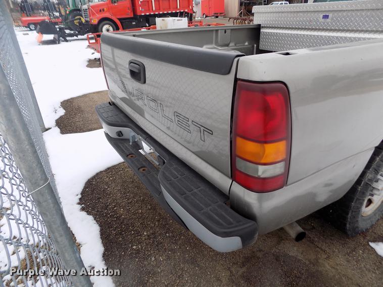 image for item FH9114 2002 Chevrolet Silverado 1500 pickup truck