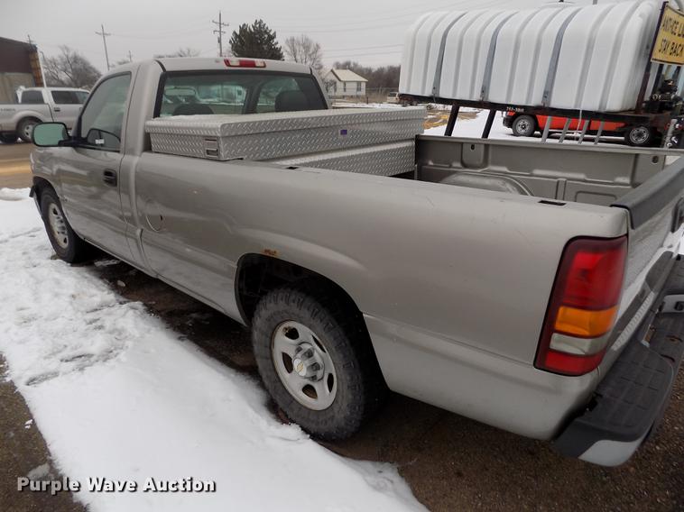 image for item FH9114 2002 Chevrolet Silverado 1500 pickup truck