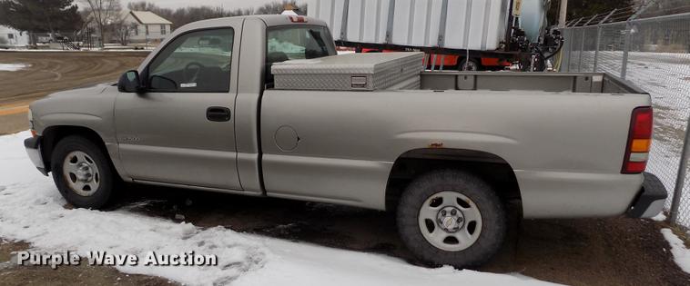 image for item FH9114 2002 Chevrolet Silverado 1500 pickup truck